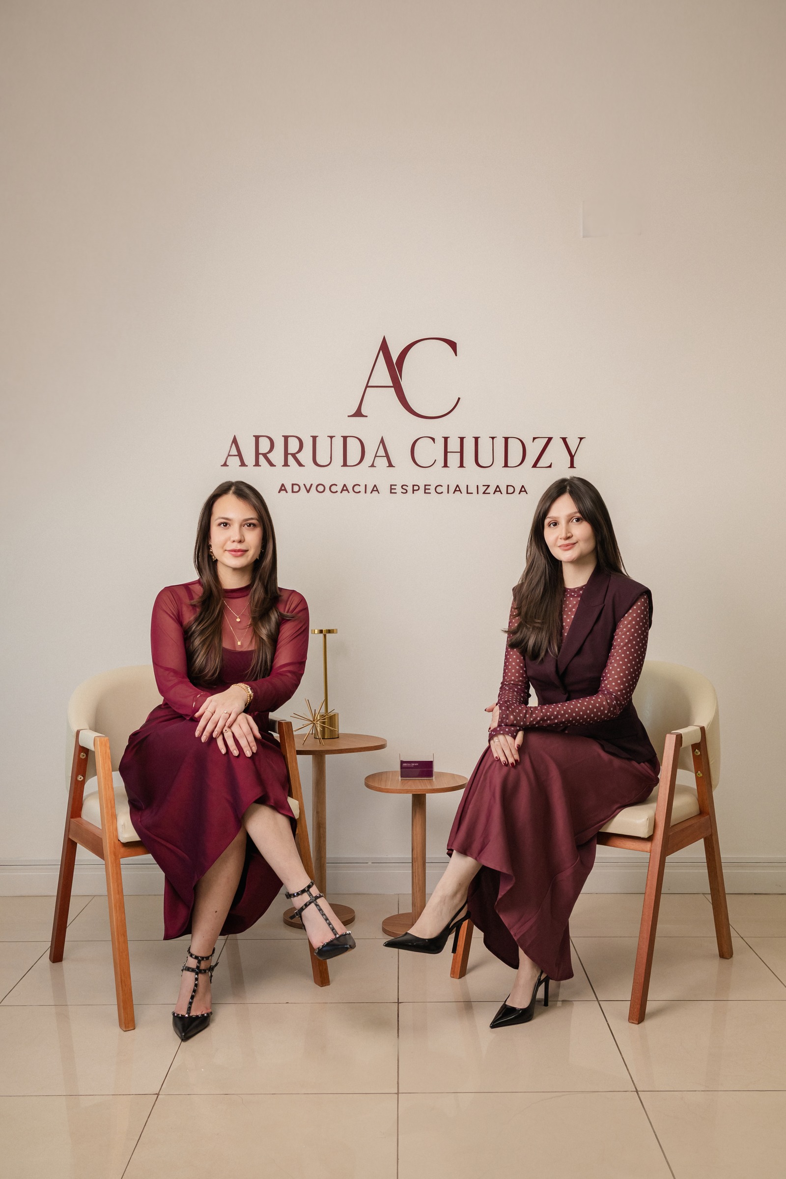 Dra. Bianca Flor Chudzy e Dra. Julia de Arruda Souza no escritório Arruda Chudzy Advogadas