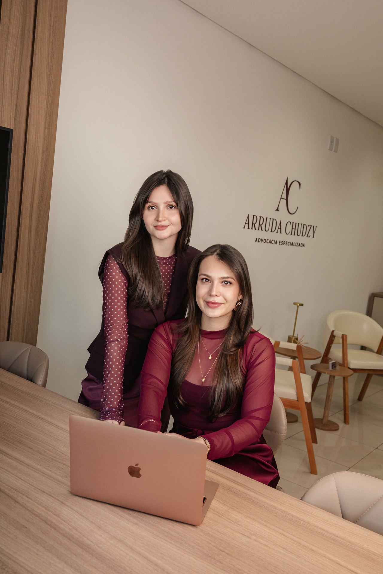 Dra. Julia de Arruda Souza e Dra. Bianca Flor Chudzy em atendimento no escritório Arruda Chudzy Advogadas